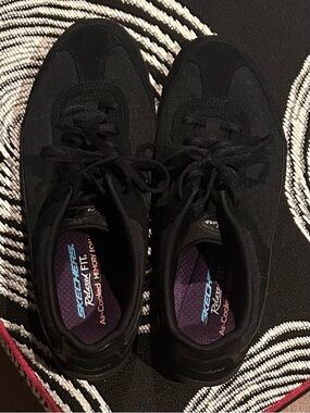 Skechers Women's Black Relaxed Fit Memory Foam Sneakers size 9 new